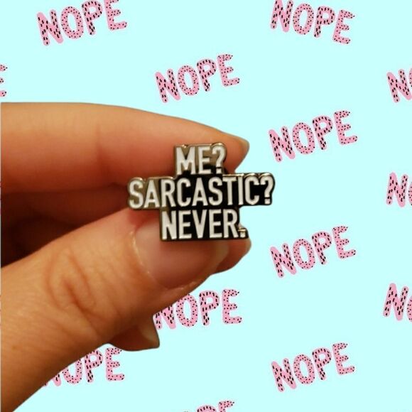 😏Me? Sarcastic? Never enamel pin - Picture 1 of 6